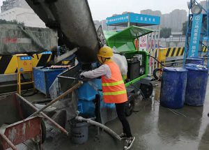 小型液壓泵送濕噴機施工現(xiàn)場